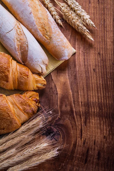 Bread and ears of wheat — Stock Photo, Image