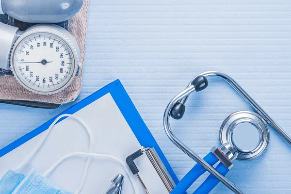 Blood pressure monitor, clipboard and stethoscope — Stock Photo, Image