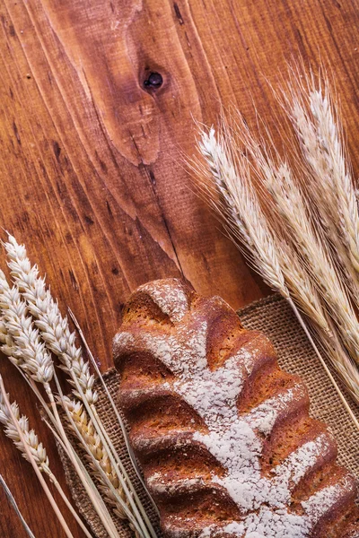 Pão e espigas de trigo — Fotografia de Stock