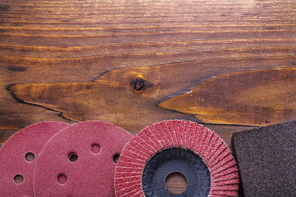 Conjunto de brasas sobre tabla de madera —  Fotos de Stock