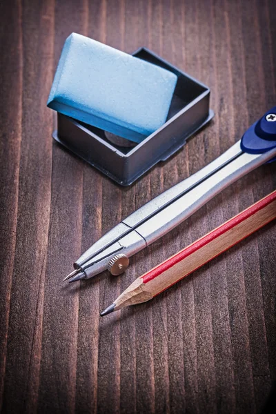 Lápis de bússola e borracha na placa de madeira — Fotografia de Stock