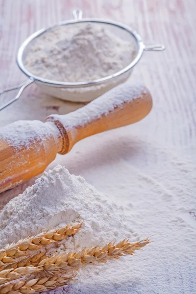 Farinha de trigo e peneira de rolo — Fotografia de Stock