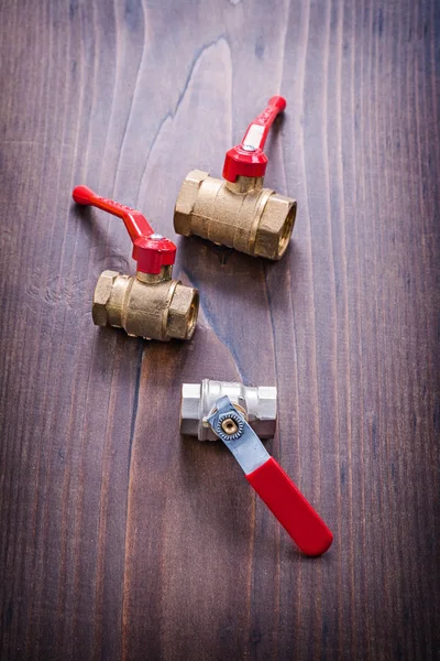 Loodgieters armaturen met rode grepen — Stockfoto