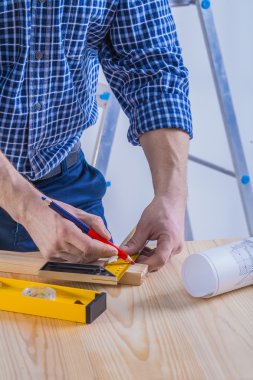 Marangoz ahşap tahta üzerinde çizim