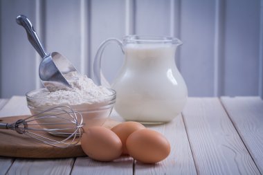 Ahşap tahta üzerinde Corolla yumurta