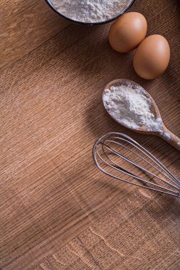 Antika ahşap tahta üzerinde yumurta