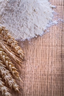 Ahşap tahta üzerinde küçük yığın un