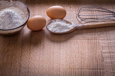 Kaşık un ve ahşap tahta kase