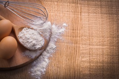 ahşap tahta üzerinde iki yumurta