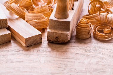 Ahşap tahta üzerinde uçak talaşı