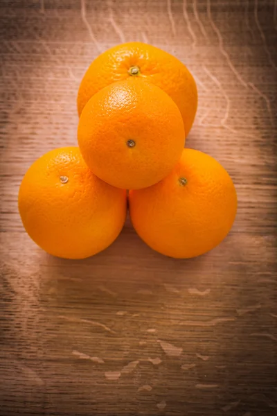 Frutos de laranja na tábua de madeira — Fotografia de Stock