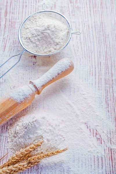 Farina, setaccio, spighe di frumento e mattarello — Foto Stock