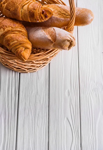 Korb mit Baguette und Croissants — Stockfoto