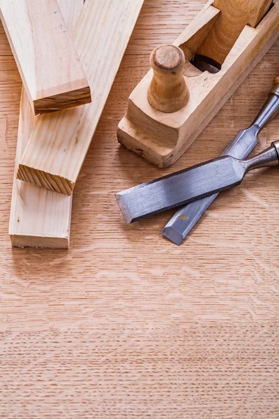 Timmerwerk beitels op houten bord — Stockfoto