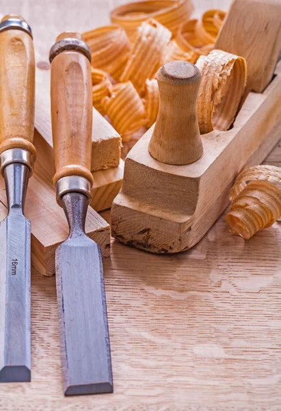 Carpintería cinceles sobre tabla de madera —  Fotos de Stock