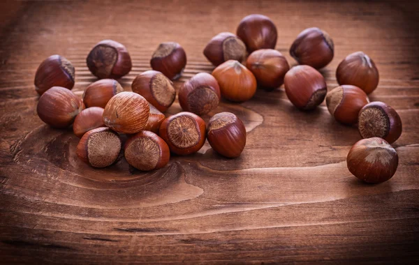 Komposisi hazelnut pada papan kayu vintage — Stok Foto