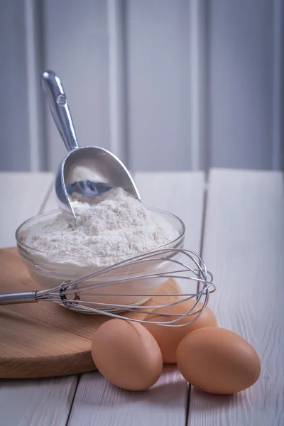 Tigela de ovos de Corola com farinha — Fotografia de Stock