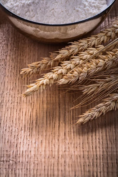 Ears of wheat bowl with flour — Stock Photo, Image