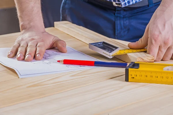 Τα χέρια του carpenter μέτρησης και σκιαγραφώντας — Φωτογραφία Αρχείου