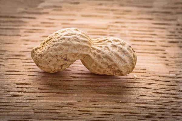 木の板にピーナッツ — ストック写真
