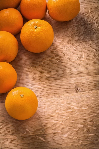 Frutos de laranja na tábua de madeira — Fotografia de Stock
