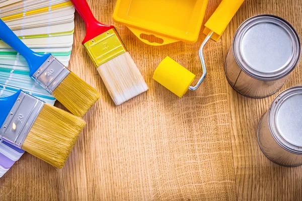 Herramientas de pintura sobre tabla de madera —  Fotos de Stock