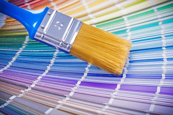 Pintura pincel en paleta de colores — Foto de Stock