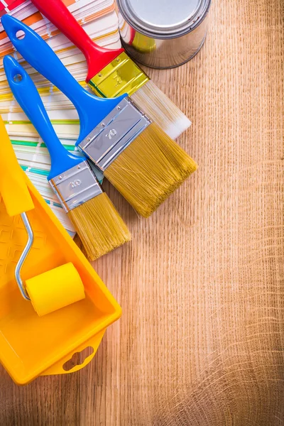 Paleta de colores sobre tabla de madera —  Fotos de Stock