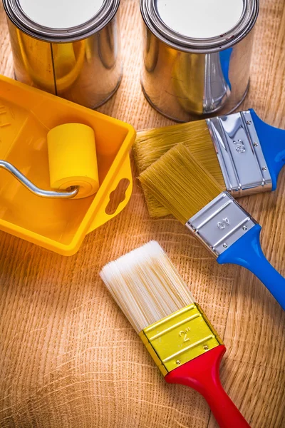 Pincéis de pintura em placa de madeira — Fotografia de Stock