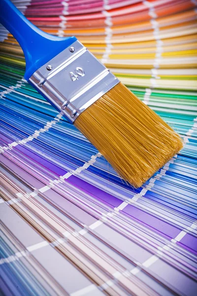 Pintura pincel en paleta de colores — Foto de Stock