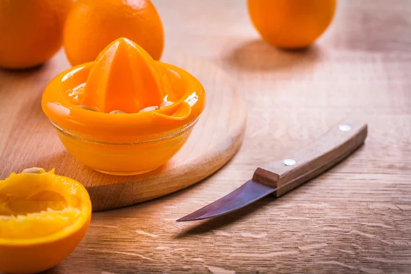 Squeezer, oranges and  knife — Stock Photo, Image