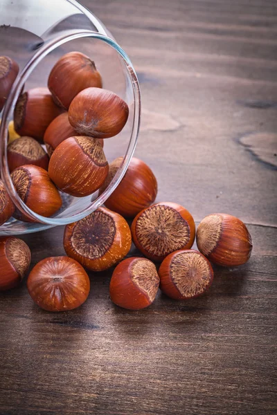 Stoh lískových ořechů ve skleněné míse — Stock fotografie