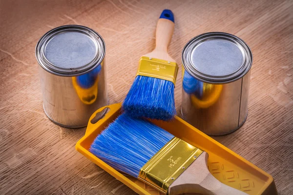 Dos latas de pintura pinceles —  Fotos de Stock