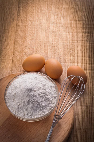 Flour in bowl on wooden board — Stock Photo, Image
