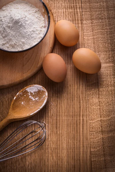 Farina in ciotola su tavola di legno Foto Stock