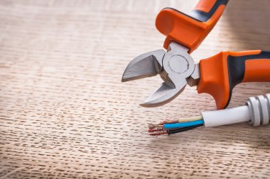 Açılan kerpeten ve elektrik kablo