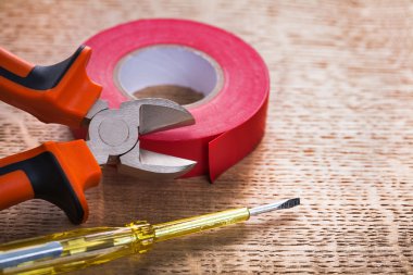 Ahşap tahta üzerinde yalıtım bandı