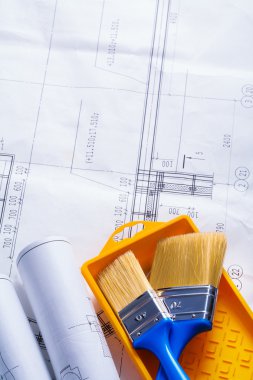 Boya fırçaları içinde tepsi