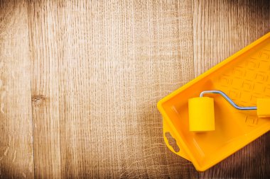 Boya silindiri içinde tepsi ahşap tahta üzerinde