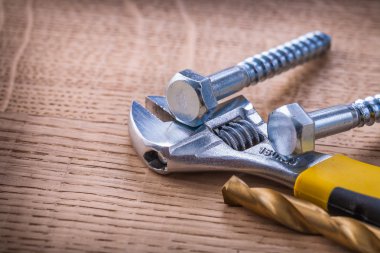 Ayarlanabilir anahtarı üzerinde ahşap tahta