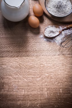 Ayarlanabilir anahtarı üzerinde ahşap tahta