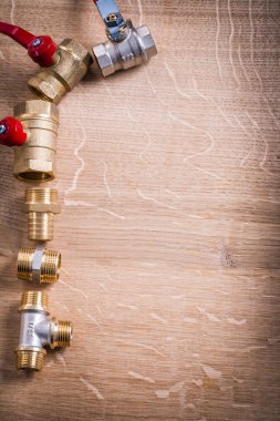 Pirinç boru bağlayıcılar ahşap tahta üzerinde