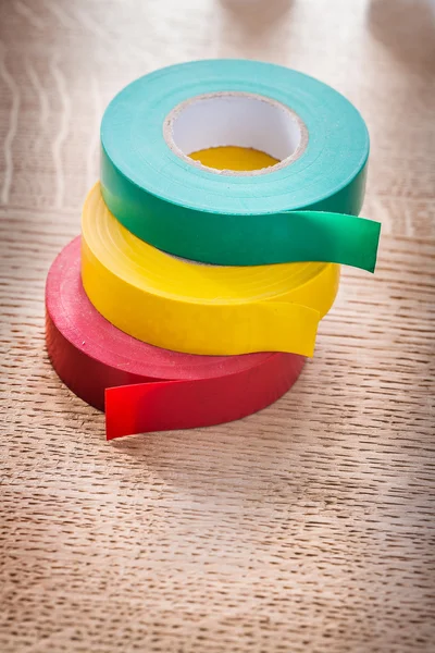 Rollos de cinta aislante en tablero de madera — Foto de Stock