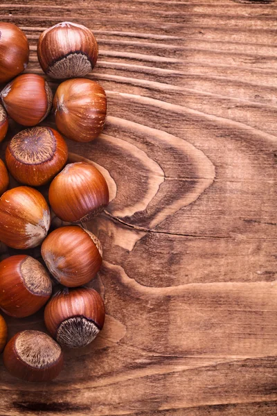 Avellanas sobre tabla de madera vintage — Foto de Stock