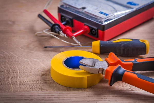 Kniptangen op houten bord — Stockfoto