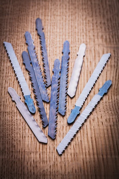 Hojas sobre tabla de madera —  Fotos de Stock