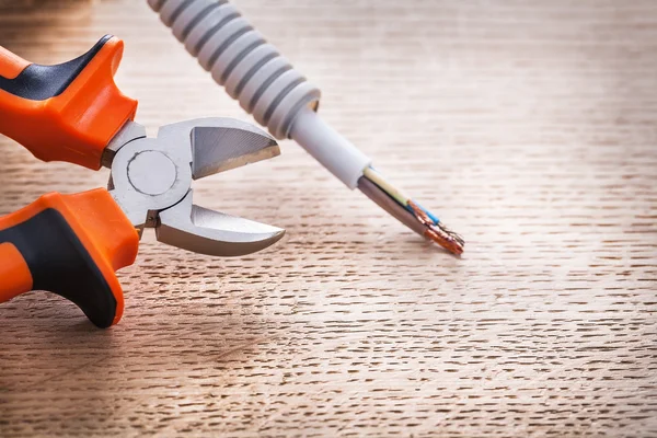 Geöffnete Zangen und elektrisches Kabel — Stockfoto