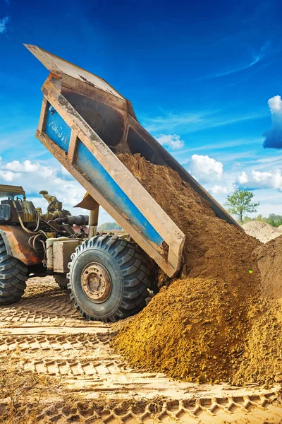 Tipper unloadding sand — Stock Photo, Image