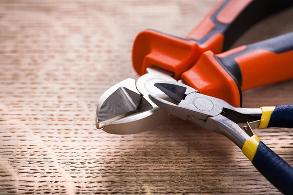 Tow nippers on wooden board — Stock Photo, Image