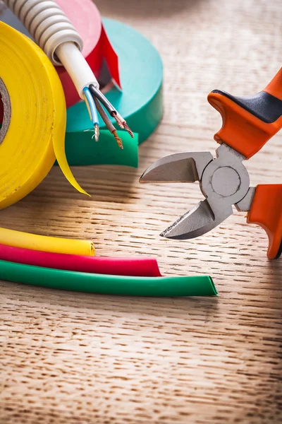 Elektrische kabel rollen van isulating tape — Stockfoto